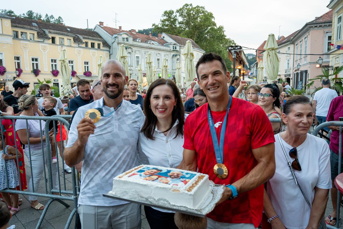 EMOTIVAN SUSRET Braća Sinković s obožavateljima su se fotografirali i dijelili autograme