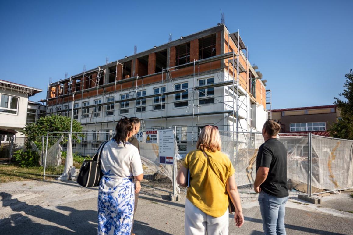 Radovi na školi u Garčinu pri kraju, napreduje i dvorana u Lužanima