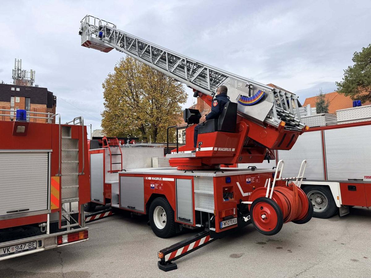 Prezentaciji rada novog vozila i pripadajuće opreme prisustvovao je i župan Ivan Bosančić, koji je i ovom prilikom zahvalio vatrogascima za sve što čine za zajednicu. Podsjetio je i kako je Vukovarsko-srijemska županija vatrogascima omogućila dron, koji će uskoro biti sastavni dio opreme