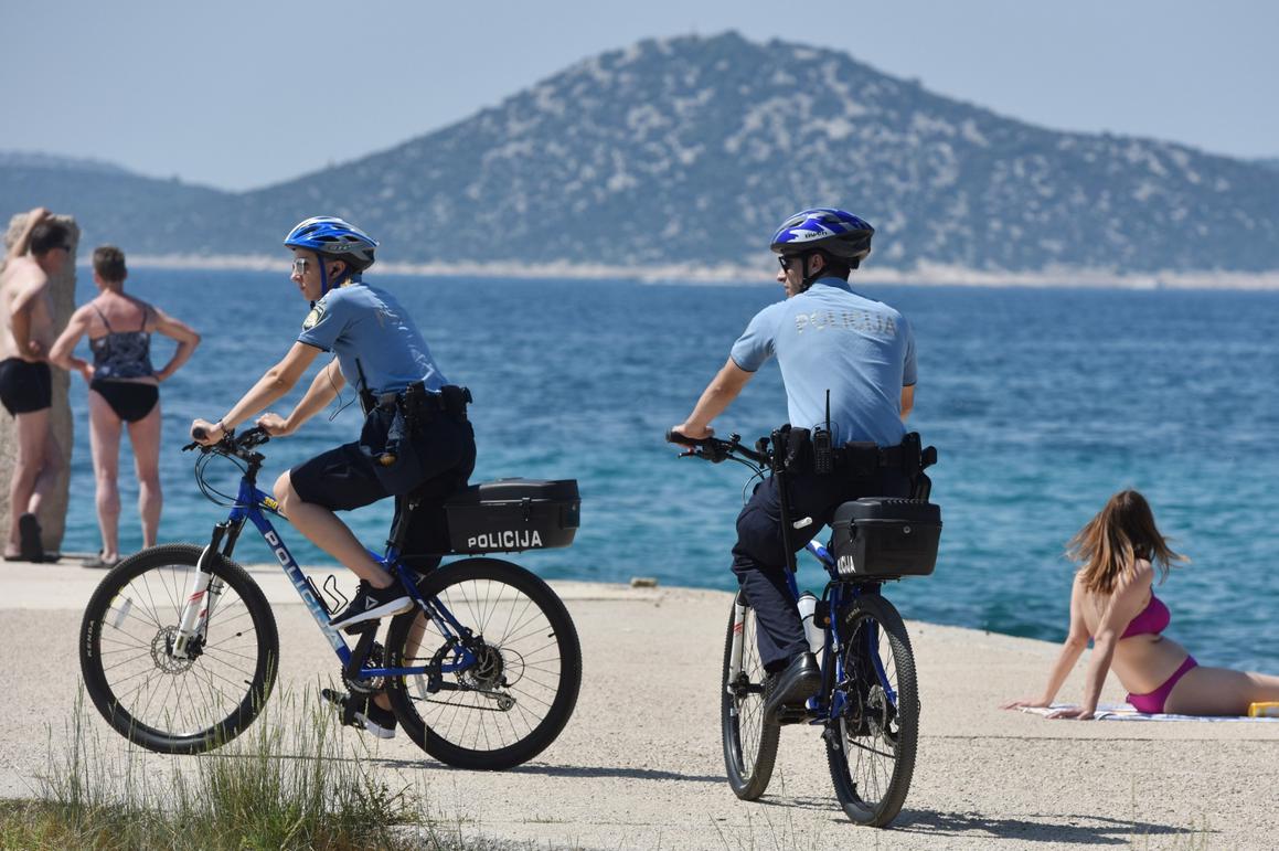 Policija na biciklima obilazi plaže