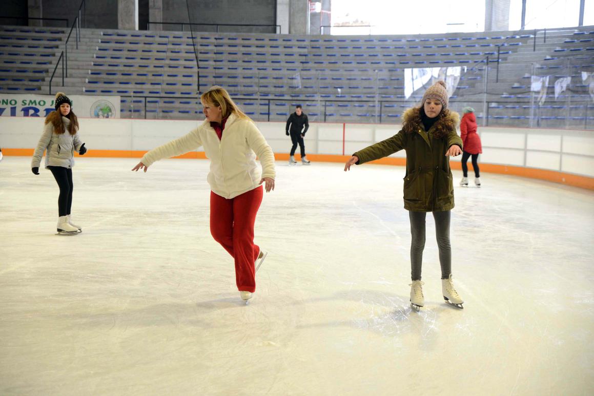 Više desetaka mladih Siščana upoznalo se s umjetničkim klizanjem