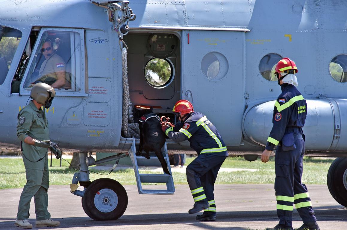 Obuka vatrogasaca s helikopterom HV-a