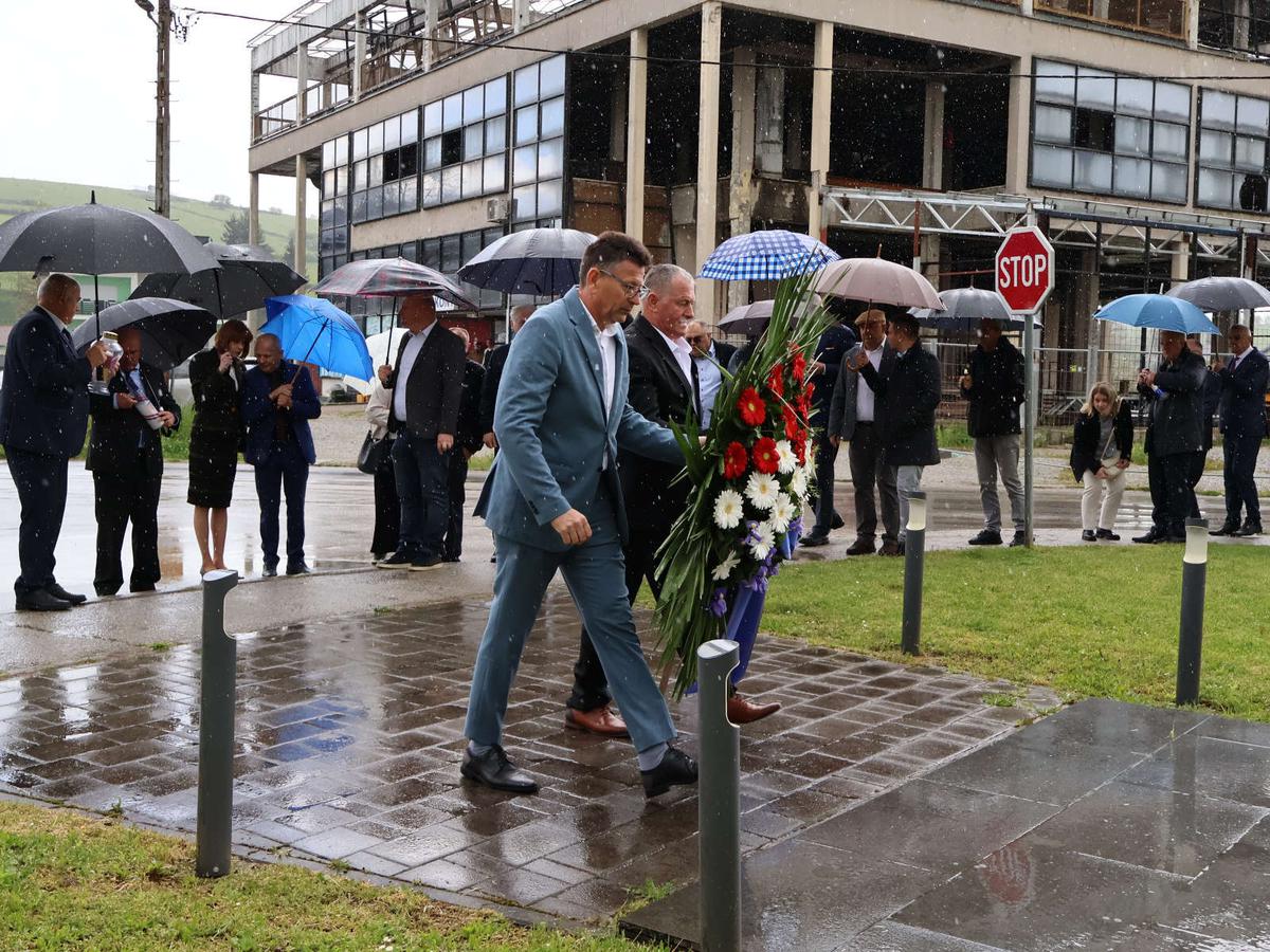 Također su položeni vijenci i upaljene svijeće za poginule i preminule