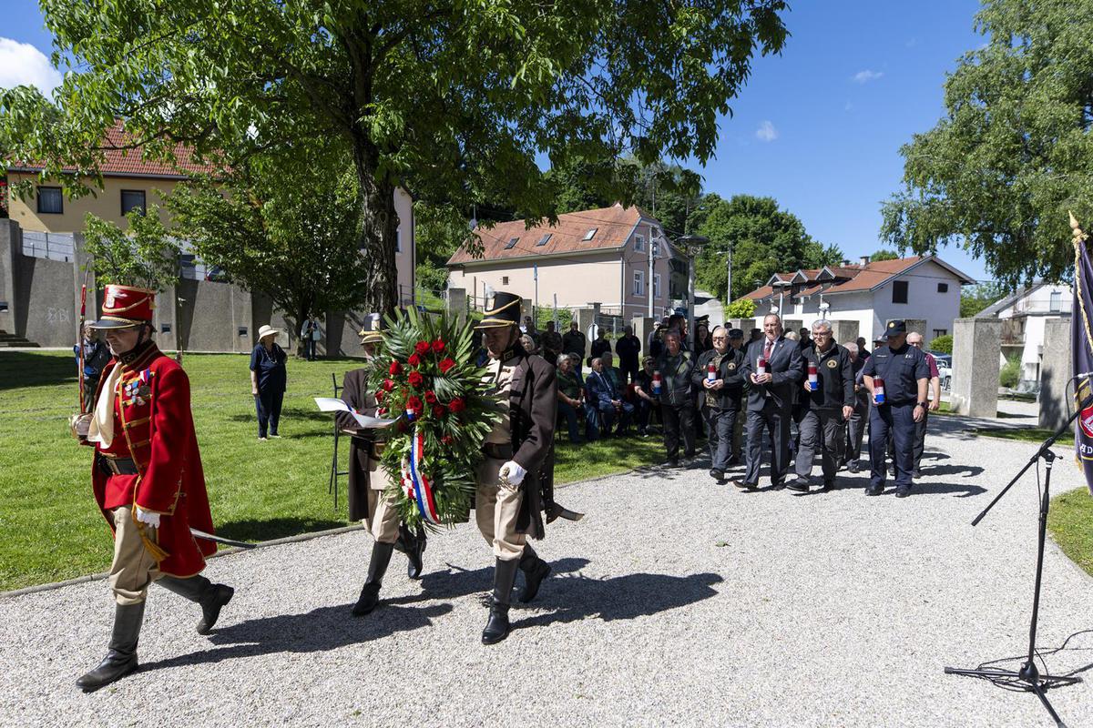 storyeditor/2025-05-29/Dan_drzavnosti2.jpg SAMOBORSKA NARODNA GARDA uveličala je svečanost, a prigodnu molitvu za poginule branitelje i sve preminule sugrađane predvodio je samoborski župnik i dekan, prečasni Ivica Cik