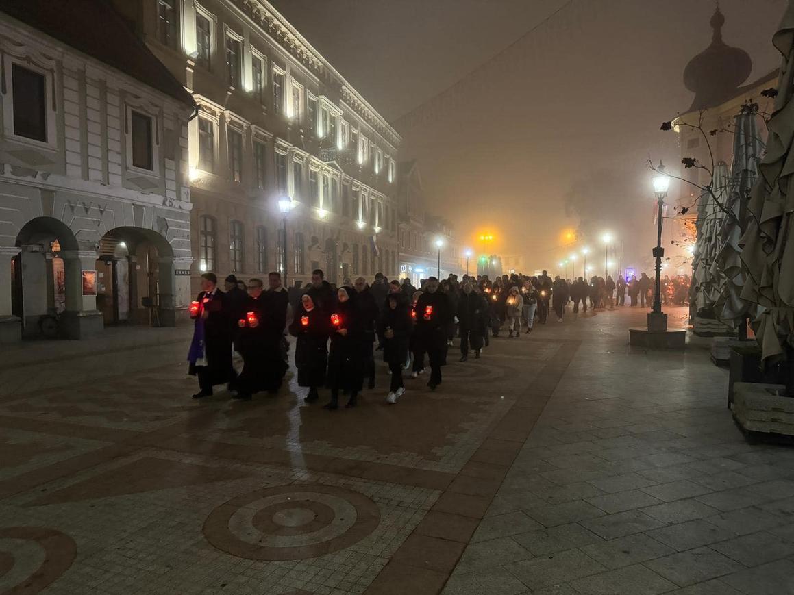 Svijeće duž podvožnjaka za ubijene u Vukovaru i Škabrnji