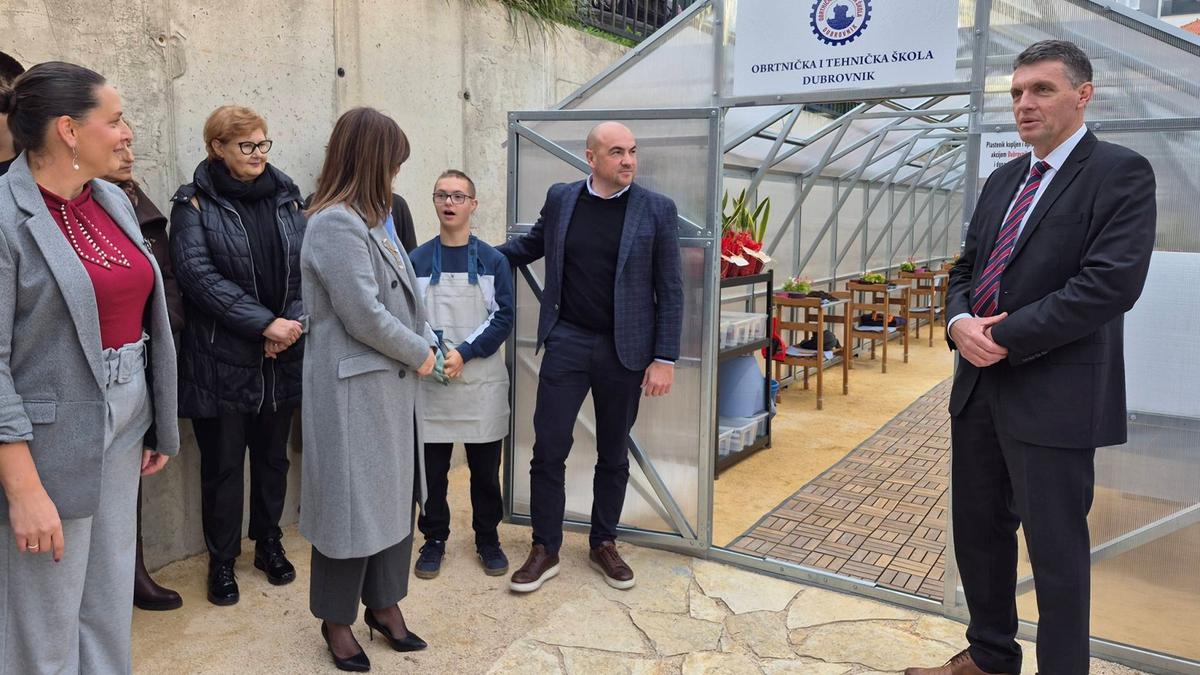 UČENICI su dobili prostor u kojem će se učiti uzgoju cvijeća od sjetve do branja