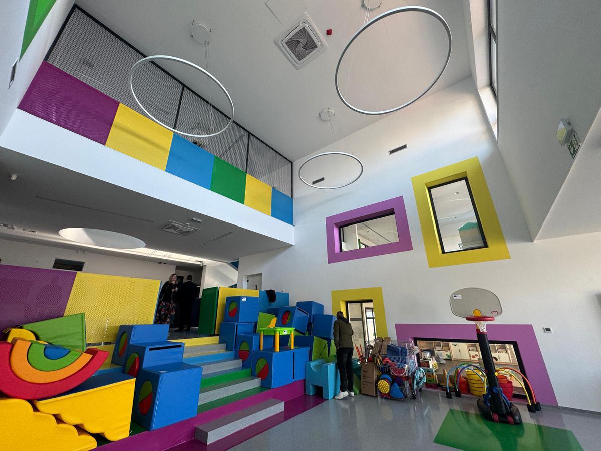 Suvremeno opremljen prostor prilagođen je potrebama djece i odgojitelja