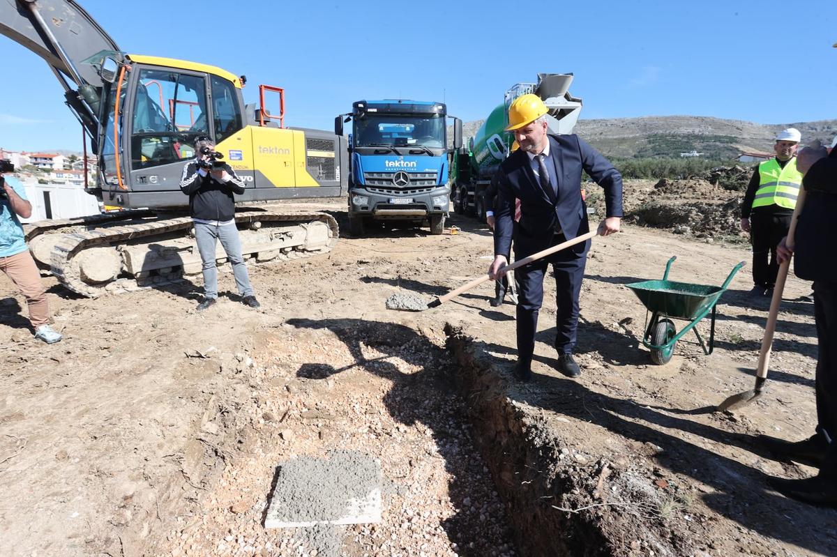 Gradnja škole ključan je projekt za općinu u kojoj se u posljednje četiri godine broj stanovnika povećao za oko 2700, rekao je načelnik Mijo Dropuljić na polaganju kamena temeljca