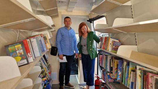TRADICIJA bibliobusa u gradu Bjelovara, ali i na području velikog dijela Bjelovarsko-bilogorske županije, duga je 51 godinu, a bjelovarska knjižnica nastavit će je i s novim vozilom