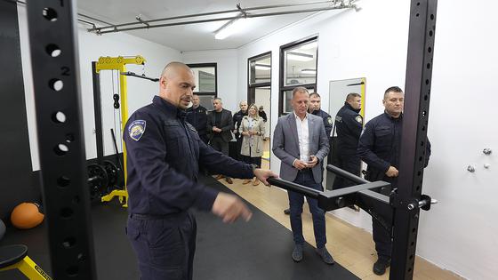 Virovitičko-podravska županija donirala je Interventnoj policiji PU virovitičko-podravske novu teretanu koja se nalazi u njihovu sjedištu u Terezinom Polju