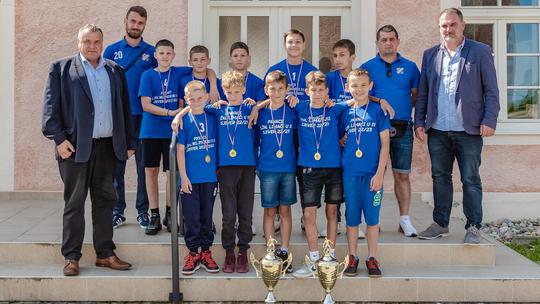GRADONAČELNIK Dinko Pirak susreo se s predstavnicima NK Čazma i Škole nogometa koja djeluje unutar toga Kluba kako bi im čestitao i nagradio ih za nedavne uspjehe