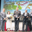 Gradonačelnik Ivan Bosančić s ovogodišnjim laureatima, dobitnicima Zlatne plakete “Grb grada Vinkovaca”