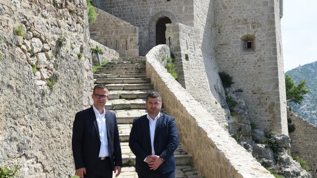 Sporazum je potpisan u Topničkoj vojarni na tvrđavi Klis. Dvije općine već su uspješno surađivale kroz Program prekogranične suradnje s Bosnom i Hercegovinom