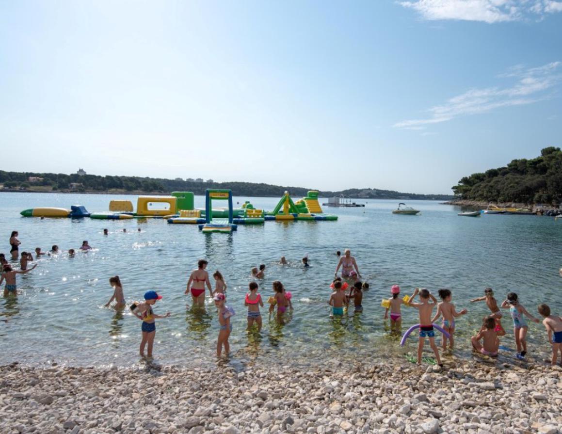 Djeca se igraju i kupaju na plažama Hidrobaza, Valkana i Stoja