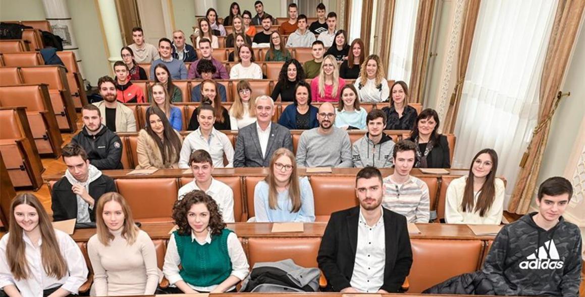 Grad Karlovac dodjeljuje 64 stipendije učenicima i studentima