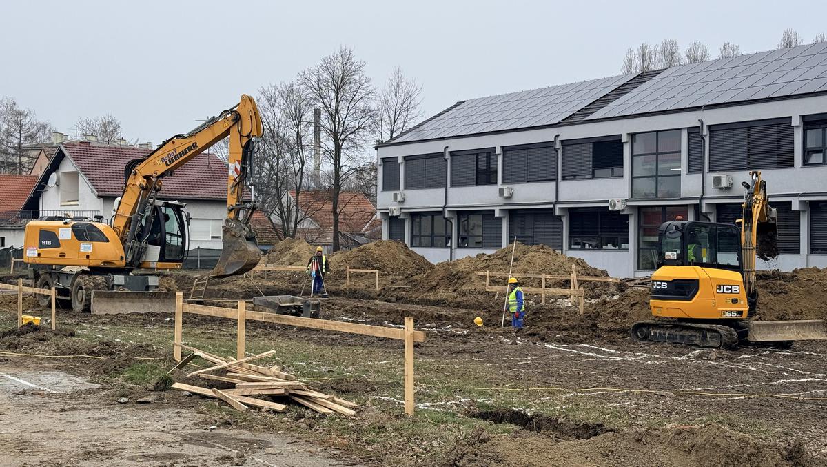 Obuhvaćeno je i uređenje vanjskog prostora, uključujući pješačke staze i igralište