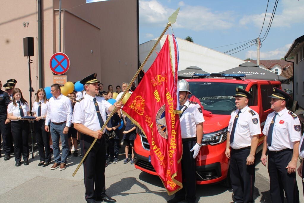 Svečanost je nastavljena u poslijepodnevnim satima vatrogasnim mimohodom, blagoslovom i primopredajom nove vatrogasne zastave i kombi vozila koje je predsjedniku uručio pokrovitelj proslave gradonačelnik Zvonimir Novosel