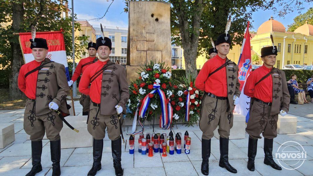 Vijence su položila brojna izaslanstva grada, županije i udruga