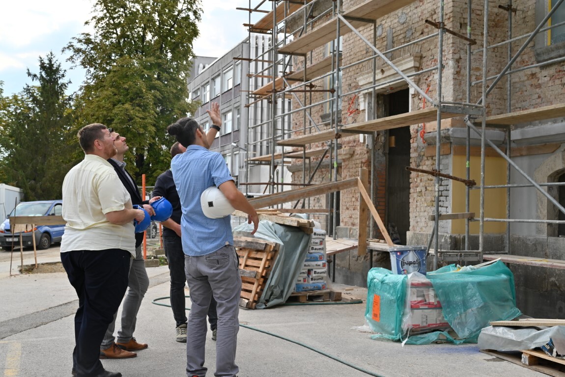 Gradilišta u sklopu bolnice u Sisku proteklog je tjedna sa suradnicima obišao župan Ivan Celjak, koji ističe kako je već napravljen velik dio posla