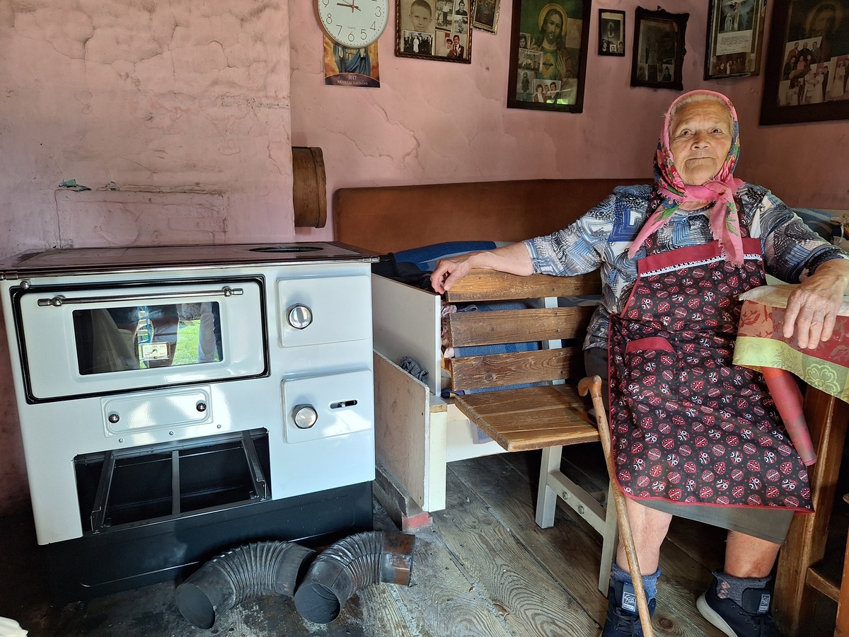 PUNA KUĆA Kad su vidjeli da se Evica Jug grije na derutnu peć, djeca su pokrenula akciju za kupnju nove, u čemu im je u pomoć priskočila Županija. U Kameničko Podgorje 89-godišnjoj baki s poklonom su došli učenici OŠ "Ivan Ranger", župan Anđelko Stričak, pročelnici Ljubica Božić i dr. sc. Miroslav Huđek, gradonačelnik Lepoglave Marijan Škvarić...