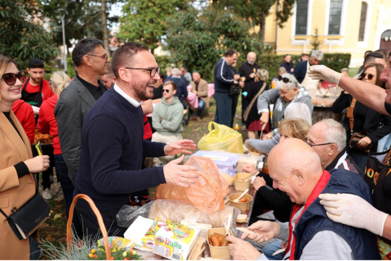 Vrhunac manifestacije bio je Nedjeljni turopoljski ručak, u sklopu kojega su posjetitelji imali priliku kušati brojna jela velikogoričkih ugostitelja, uživati u bogatom kulturno-zabavnom programu, razgledati izložbu jabuka, obići festival meda...