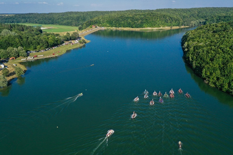 PROJEKT je realiziran zahvaljujući suradnji Grada Đakova, devet općina Đakovštine, Sportsko-veslačke udruge Đakovo, Hrvatskog kajakaškog saveza i Turističke zajednice grada Đakova