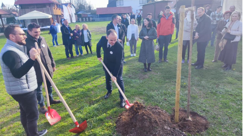 Završetak sadnje i dodjela nagrade održana je u prostorima Turističko-edukativnog centra u Novom Čiču, a stabla su posađena i u Ulici Andrije Kačića Miošića