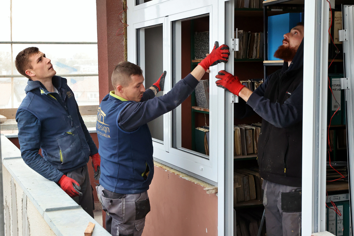 Radove su obišli zagrebački župan Stjepan Kožić i gradonačelnik Ivanić-Grada Javor Bojan Leš, istaknuvši važnost ovog projekta ne samo za učinkovitost županijske uprave, već i za cjelokupnu zajednicu