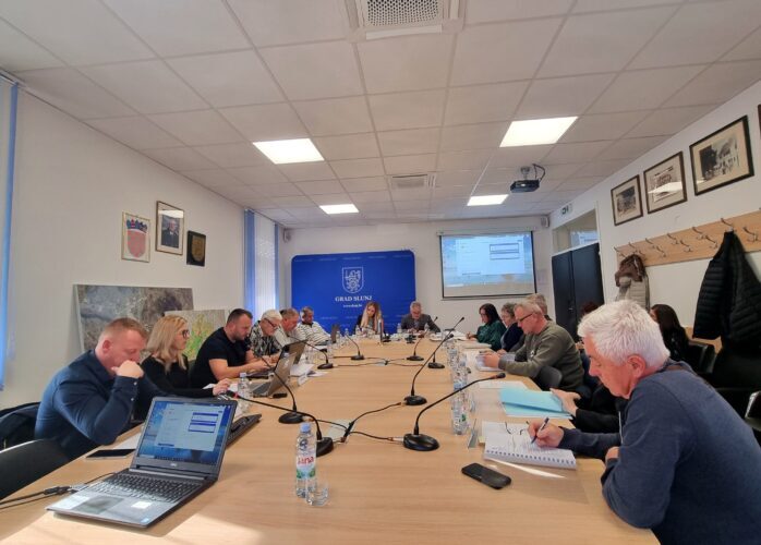 storyeditor/2025-05-23/Slunj__manja_slika.jpg Izabran je i novi saziv Gradskog vijeća, a gradonačelnica dodaje da će zajedno nastaviti rad u skladu sa zakonskim ovlastima