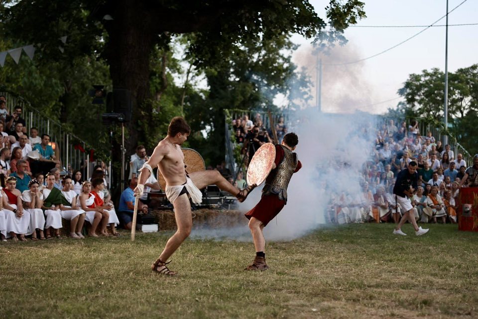storyeditor/2025-06-15/Rimski_dani_6.jpg Ponovno smo bili Rimkovci i uživali u spektakularnim borbama Rimljana i barbara te svim pričama koje su oblikovale naš grad u to doba – rekla je zamjenica gradonačelnika Vinkovaca Katarina Vučić