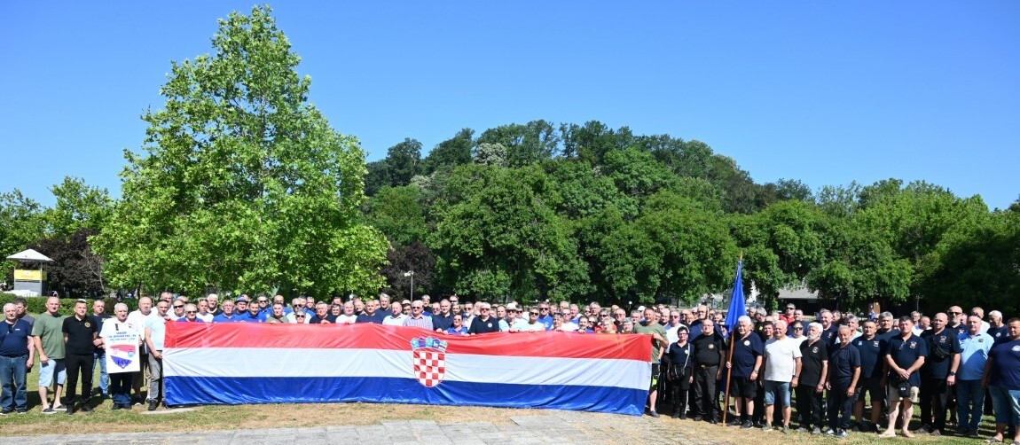 storyeditor/2025-06-20/smz_a_slager_igre_branitelja__2_.jpeg BRANITELJI koji su sudjelovali u ovogodišnjim sportskim igrama sjetili su se svojih suboraca koji su na bojištima izgubili život za slobodu domovine te su im odali počast