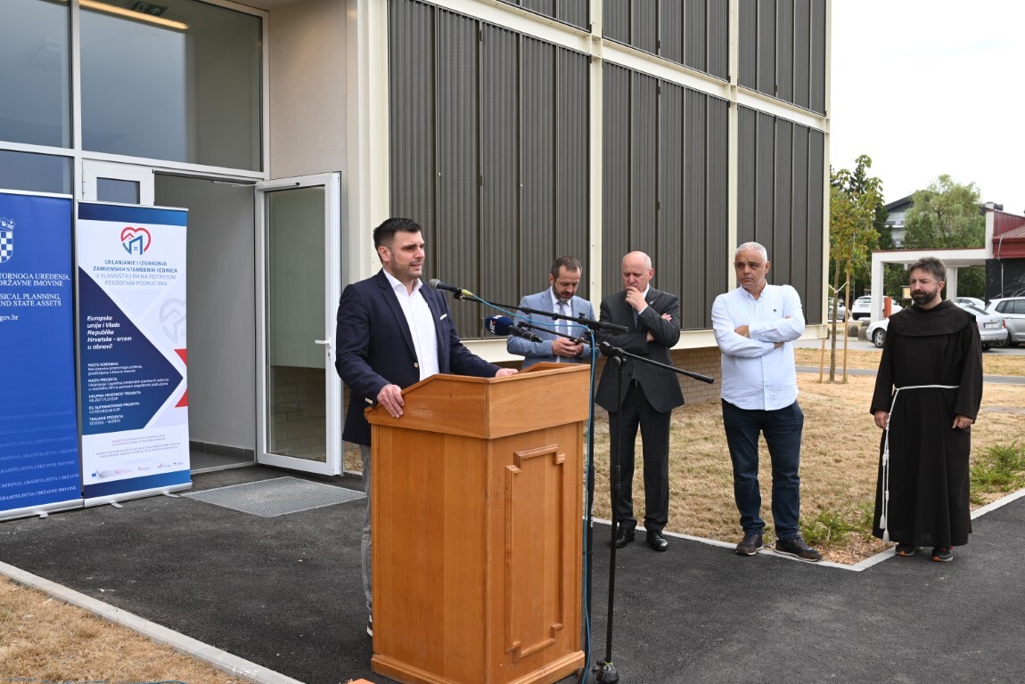 storyeditor/2025-07-04/smz_a_slager_e.jpeg ZGRADE u Gvozdu, s ukupno 26 stanova, izgrađene su kao zamjenske stambene jedinice na potresom pogođenom području. Zgrada u Sisku, s 19 stanova, dio je projekta izgradnje 36 višestambenih zgrada na području cijele županije koje se financiraju iz državnog proračuna