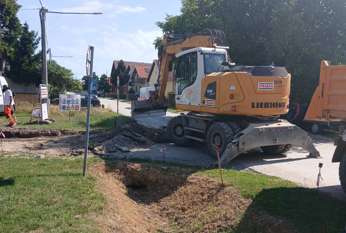 RADOVI na sanaciji Ulice Ruđera Boškovića, najduže ulice koja je do sada asfaltirana u Gunji