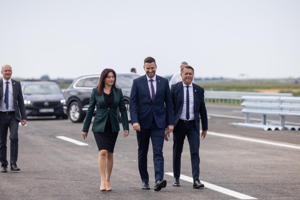 NAJVEĆI DIO od 88,6 kilometara autoceste i Koridora koji prolazi kroz Republiku Hrvatsku upravo je na području Osječko-baranjske županije i zato je bio najveći interes čelnika ove županije da se taj Koridor i završi