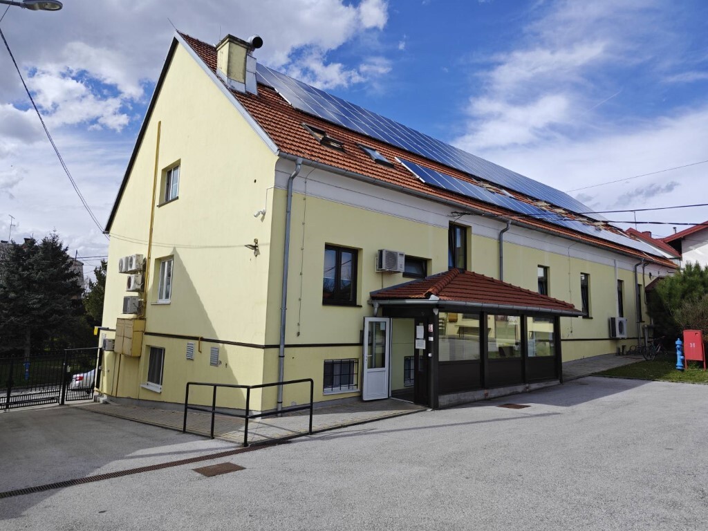 storyeditor/2025-08-01/smz_a_slager_ucenicki_dom_Kutina_4.jpg U DVIJE ZGRADE Učeničkog doma Sisak kojim upravlja Srednja škola Viktorovac moguće je smjestiti 77 učenika u 39 moderno opremljenih soba s vlastitom kupaonicom