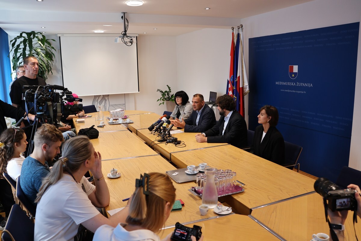 PROGRAM, jedinstven u svijetu, osmislili su u Institutu za društvena istraživanja u Zagrebu te Centru za studije mira i konflikta Sveučilišta u Rijeci i Prvoj riječkoj hrvatskoj gimnaziji