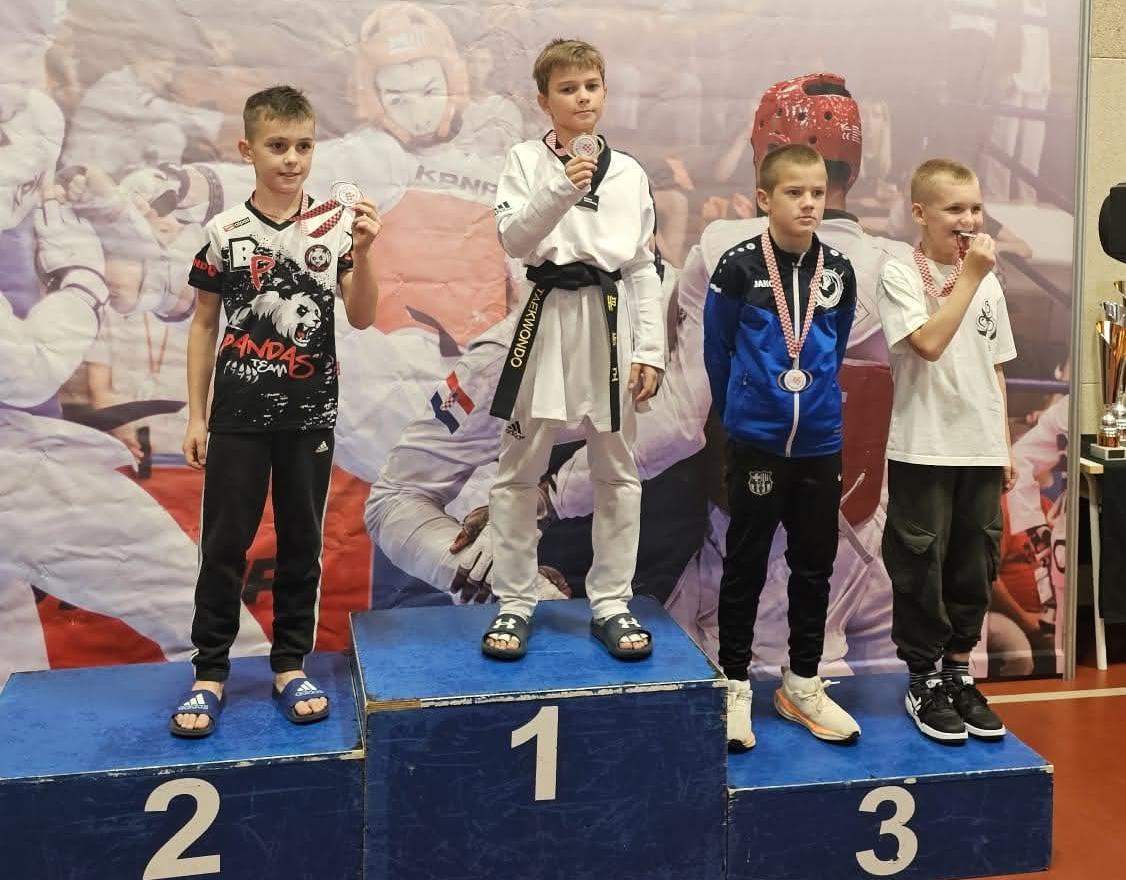 storyeditor/2025-10-23/FB_IMG_1761218086401_1_.jpg UPRAVA KLUBA istaknula je da su uspjesi rezultat predanog rada, timske kohezije i srčanosti mladih sportaša. A članovi kluba ističu da su ponosni i zahvaljuju roditeljima, trenerima, klupskim prijateljima i Gradu Bjelovaru