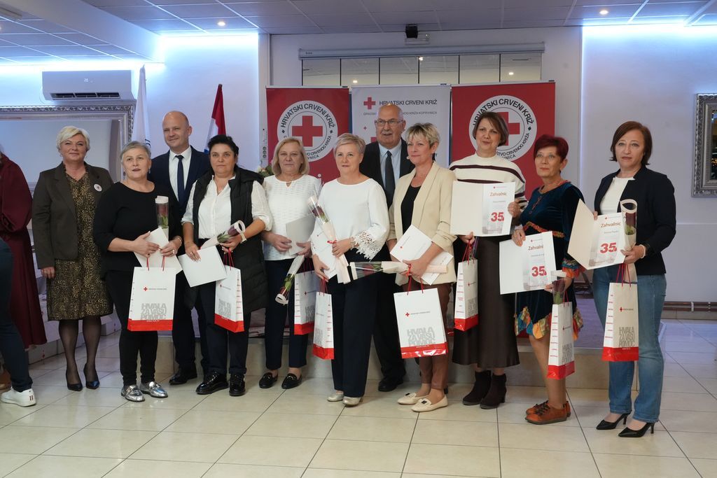 storyeditor/2025-10-24/KCA2.jpg DODIJELJENA su ukupno 122 priznanja darivateljima s područja djelovanja Gradskog društva Crvenog križa Koprivnica, ženama za 35 i više, a muškarcima za 50 i više darivanja krvi