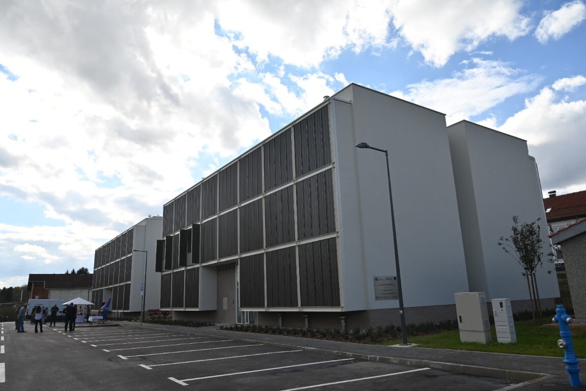 POVIJESNA stanogradnja u Sisačko-moslavačkoj županiji nastavljena je useljavanjem triju zgrada u Glini i četiriju u Topuskom