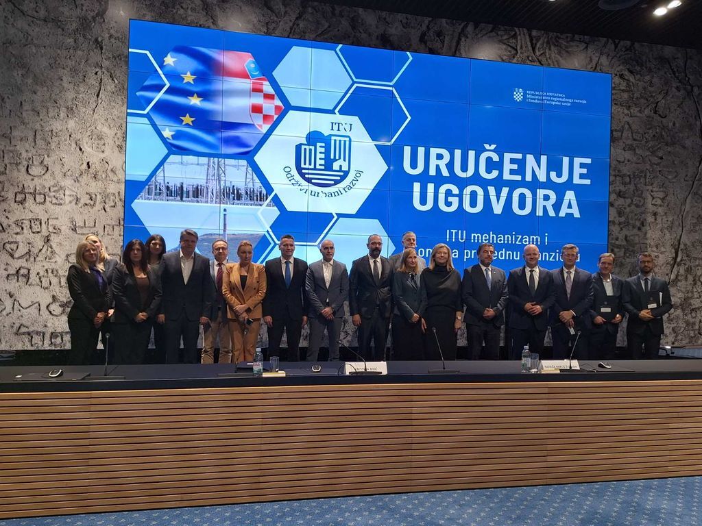 Gradonačelnik Mišel Jakšić ugovor je potpisao u svojstvu korisnika bespovratnih sredstava projekata, a zamjenica gradonačelnika Ksenija Ostriž u svojstvu čelnice posredničkog tijela za odabir operacija