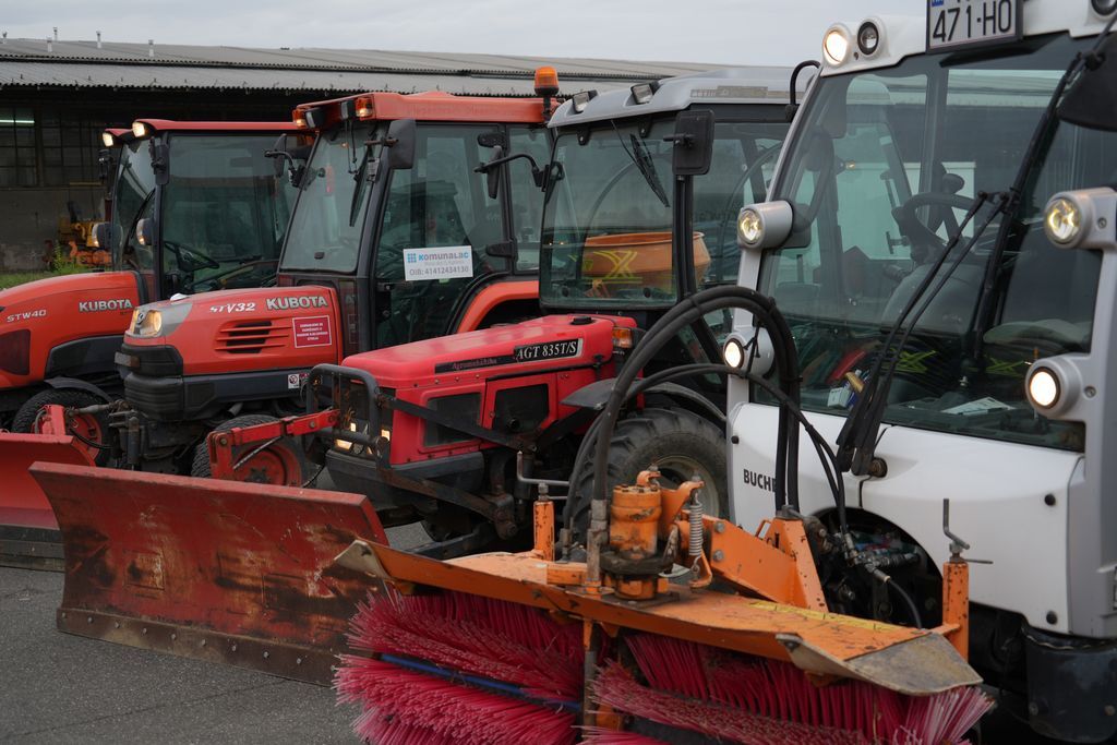 Čišćenje će izvoditi Koming, dok će dio staza održavati Komunalac d.o.o. Pročelnik Mario Perković naglasio je da je osigurano oko 200 tona soli, vrijednosti približno 200.000 eura