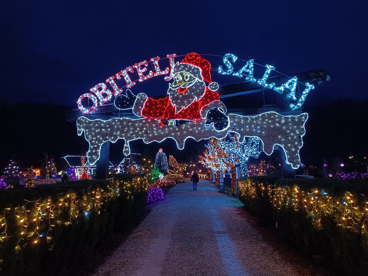 Ove sezone prostor je okićen s oko 5,6 milijuna lampica, čime se nastavlja tradicija postupnog, ali kontinuiranog povećanja rasvjete na Božićnoj čaroliji svjetla