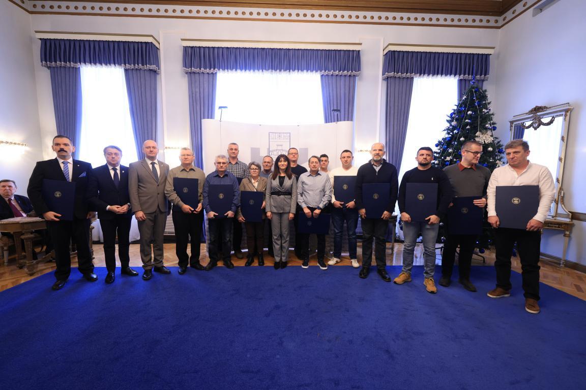 POVELJU su dobila trojica Belišćana koji su spasili dvije osobe od utapanja, Emanuel Horvatiček, Ivan Jozić i Toni Šabjan, te 11 dobrovoljnih darivatelja koji su više od 100 puta dali krv