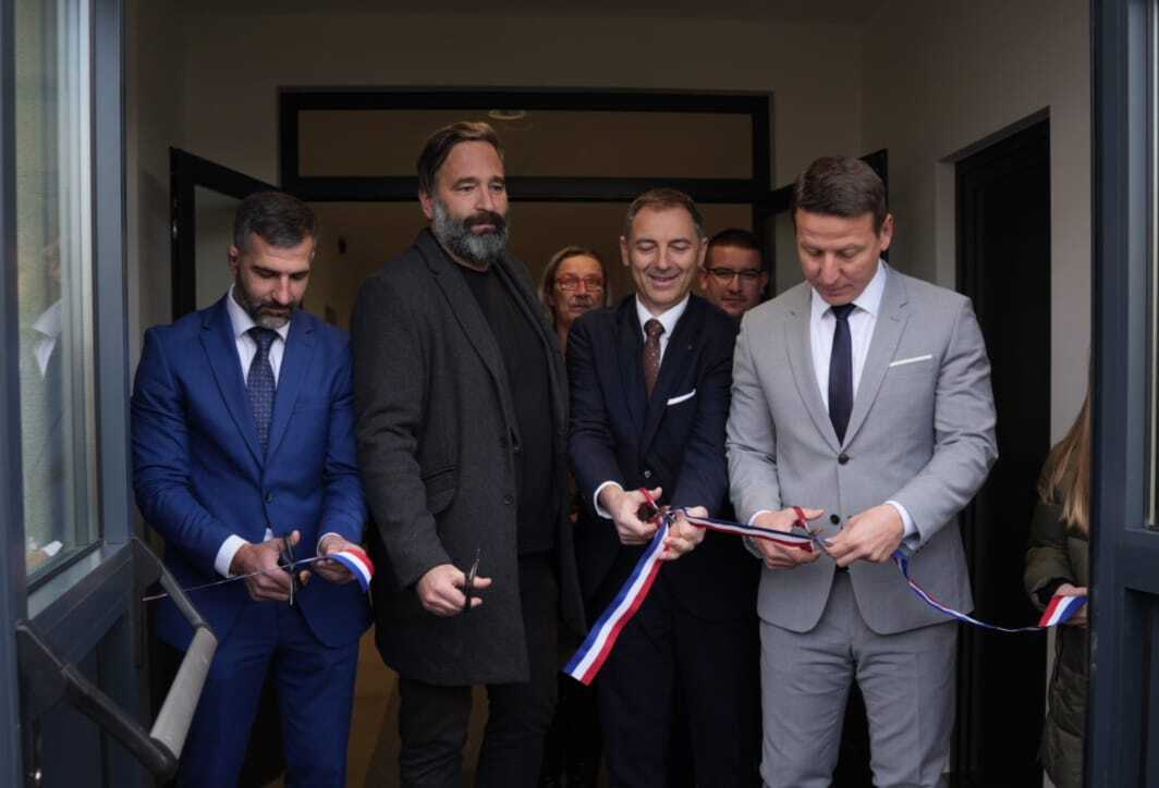 SVETA NEDELJA SNAŽNO RASTE, a cilj je da svaki razvoj prati stvaranje sadržaja koji potiču zdrav život, sport i okupljanje, rekao je gradonačelnik Dario Zurovec, dodajući kako je ponosan što se gradi grad u kojem mladi imaju priliku napredovati