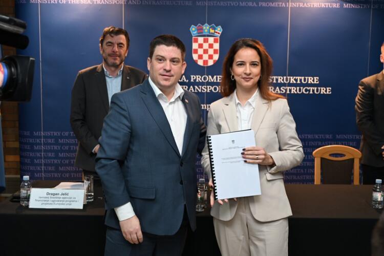 Potpisivanju ugovora u resornom ministarstvu prisustvovala je i dogradonačelnica Sanja Mioković