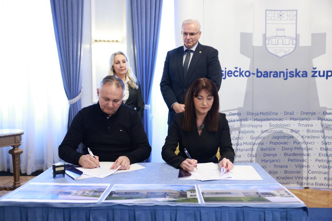 Ugovor su potpisali županica Nataša Tramišak i predstavnik izvođača radova Petar Prodanović
