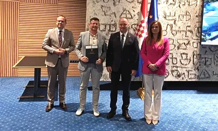 Ugovore je načelniku Nebojši Andriću uručio ministar Ivan Šipić